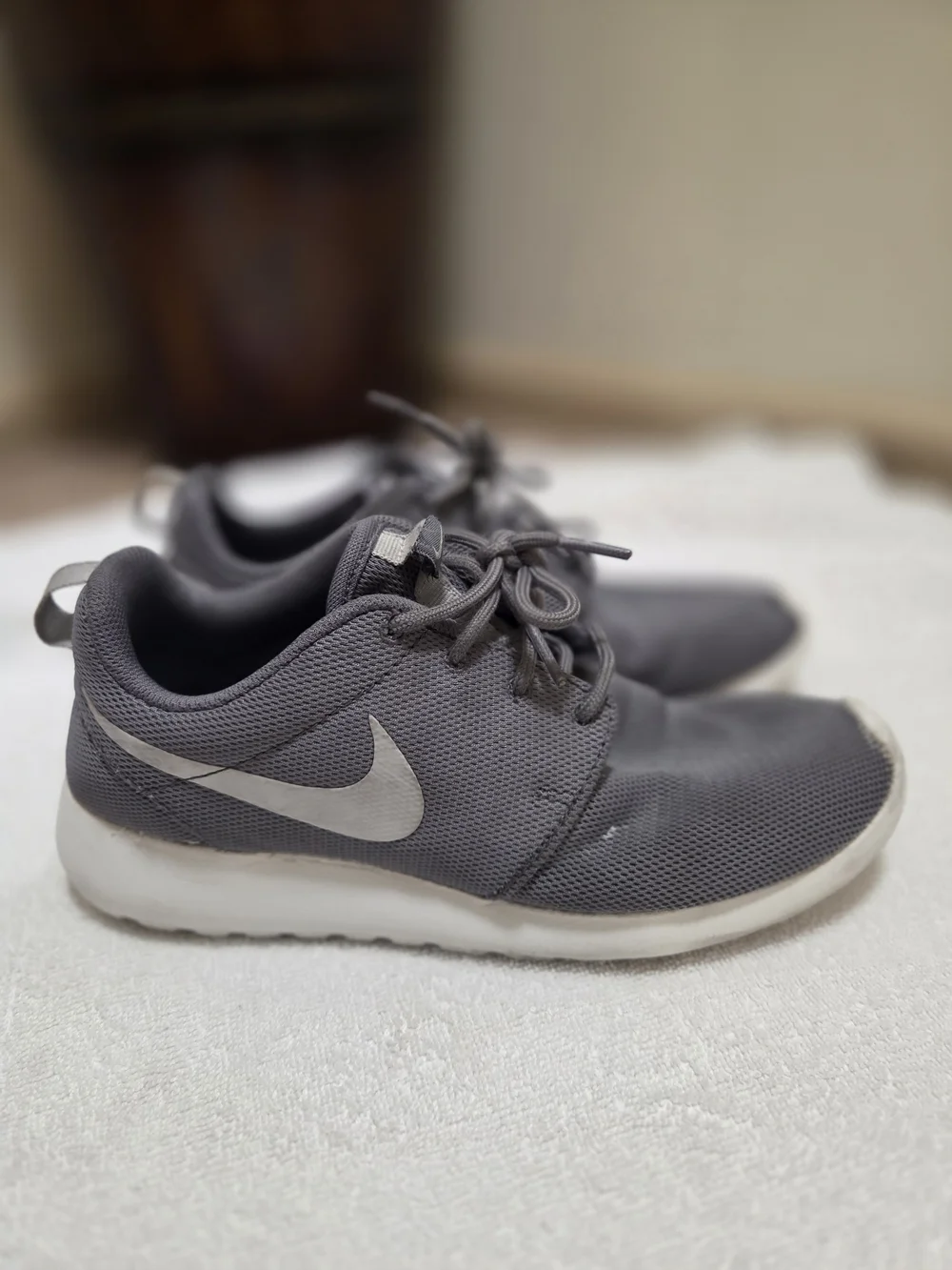 Nike Roshe One Women’s Sneakers Cool Grey White Size 8.5